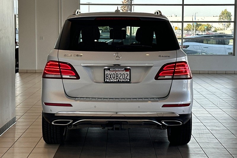 Mercedes-Benz GLE Vehicle Full-screen Gallery Image 05