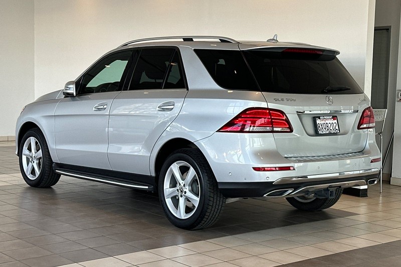 Mercedes-Benz GLE Vehicle Full-screen Gallery Image 06