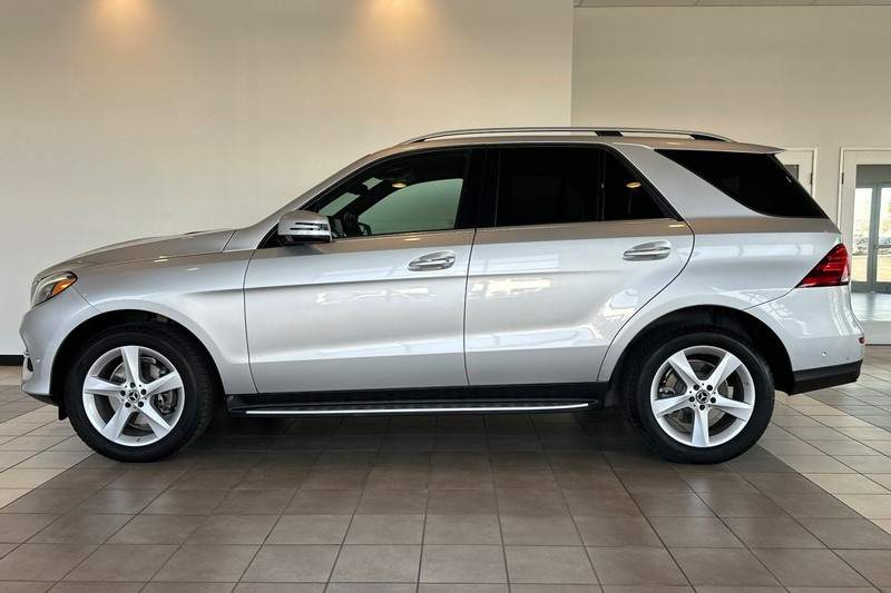 Mercedes-Benz GLE Vehicle Full-screen Gallery Image 07