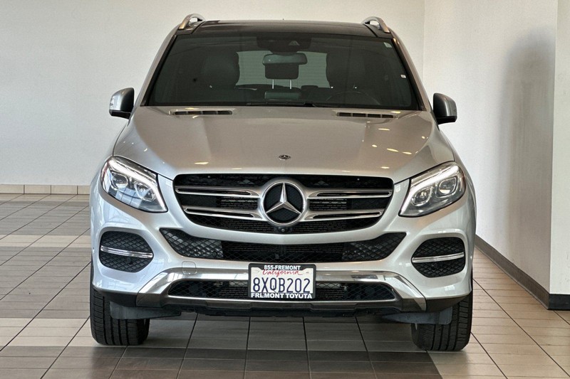 Mercedes-Benz GLE Vehicle Full-screen Gallery Image 09