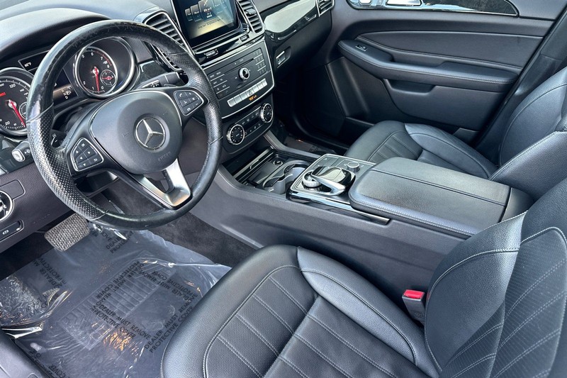 Mercedes-Benz GLE Vehicle Full-screen Gallery Image 10