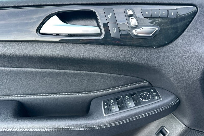 Mercedes-Benz GLE Vehicle Full-screen Gallery Image 11