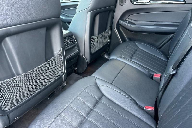 Mercedes-Benz GLE Vehicle Full-screen Gallery Image 12