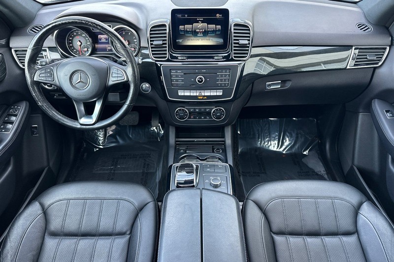 Mercedes-Benz GLE Vehicle Full-screen Gallery Image 13