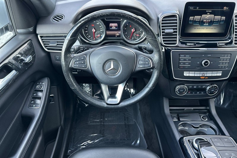 Mercedes-Benz GLE Vehicle Full-screen Gallery Image 14