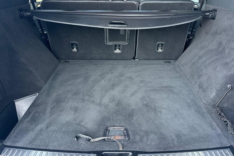 Mercedes-Benz GLE Vehicle Full-screen Gallery Image 15