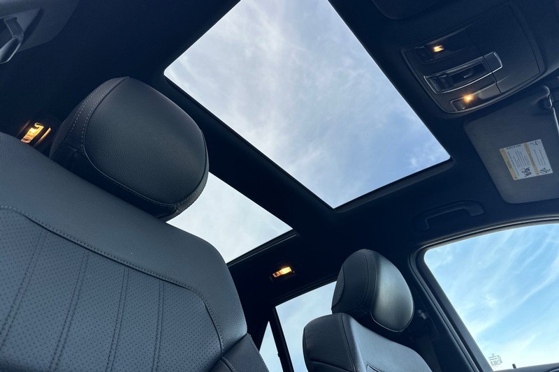 Mercedes-Benz GLE Vehicle Full-screen Gallery Image 17