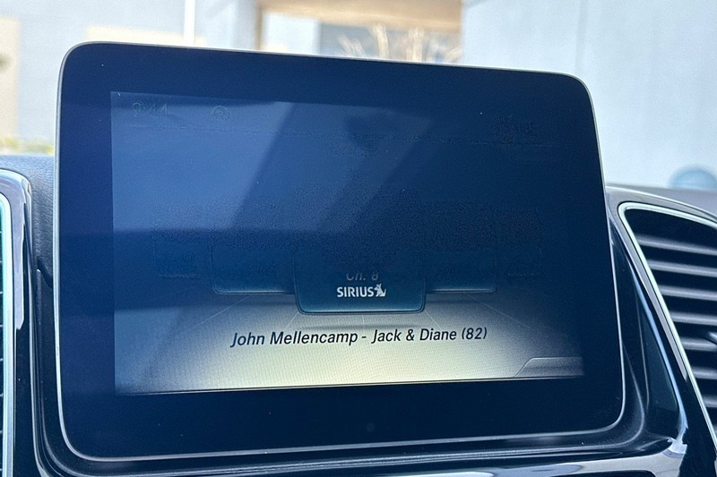 Mercedes-Benz GLE Vehicle Full-screen Gallery Image 18