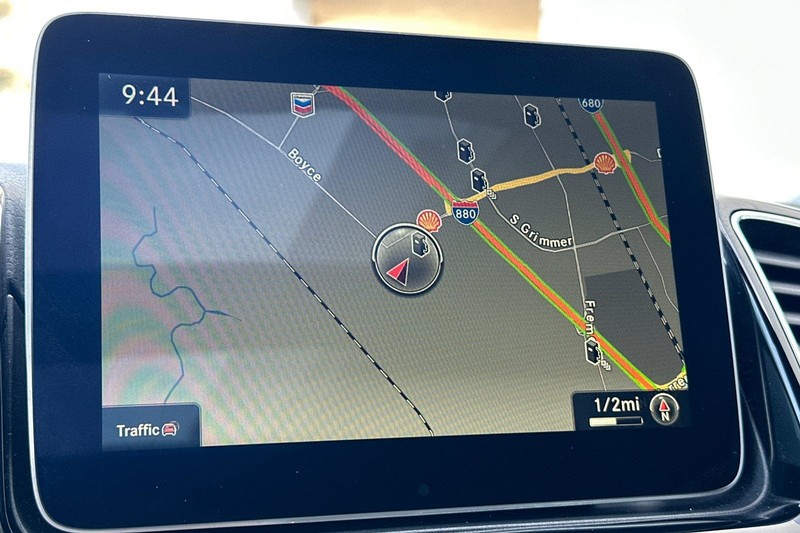 Mercedes-Benz GLE Vehicle Full-screen Gallery Image 19