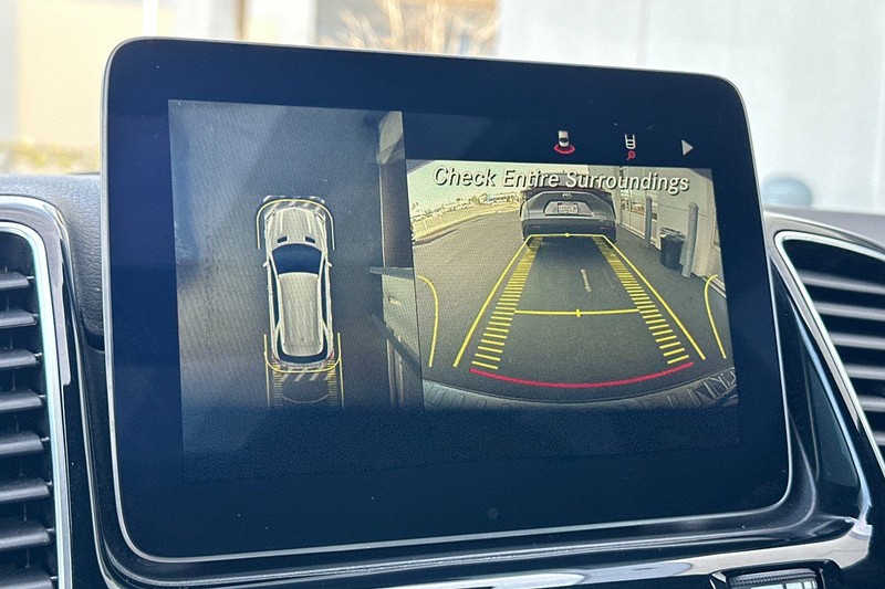 Mercedes-Benz GLE Vehicle Full-screen Gallery Image 20