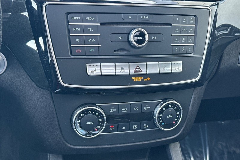 Mercedes-Benz GLE Vehicle Full-screen Gallery Image 21