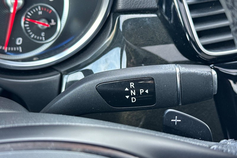 Mercedes-Benz GLE Vehicle Full-screen Gallery Image 22