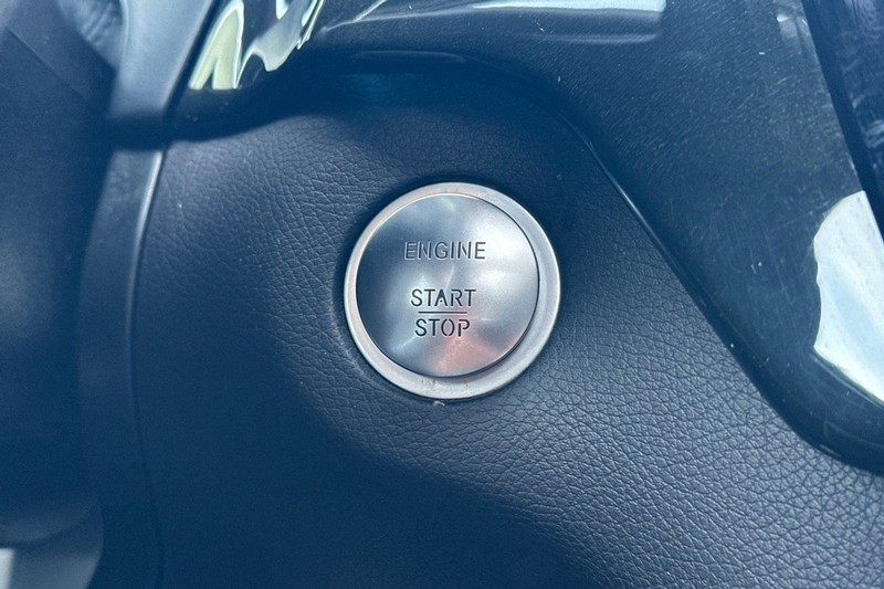 Mercedes-Benz GLE Vehicle Full-screen Gallery Image 23