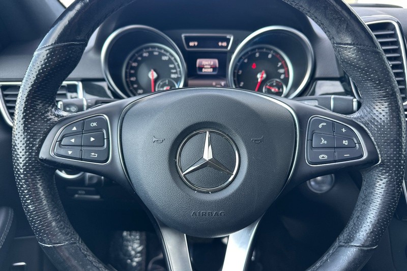 Mercedes-Benz GLE Vehicle Full-screen Gallery Image 24