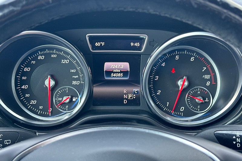 Mercedes-Benz GLE Vehicle Full-screen Gallery Image 25