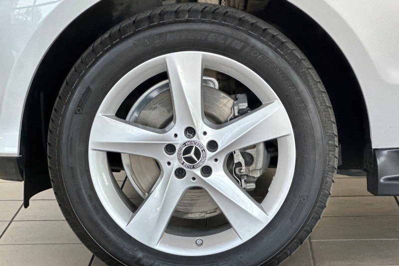 Mercedes-Benz GLE Vehicle Full-screen Gallery Image 27