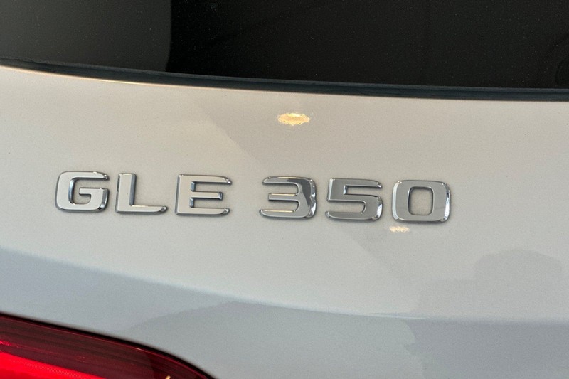 Mercedes-Benz GLE Vehicle Full-screen Gallery Image 28