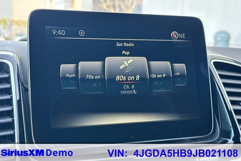 Mercedes-Benz GLE Vehicle Full-screen Gallery Image 29