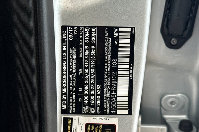 Mercedes-Benz GLE Vehicle Full-screen Gallery Image 30