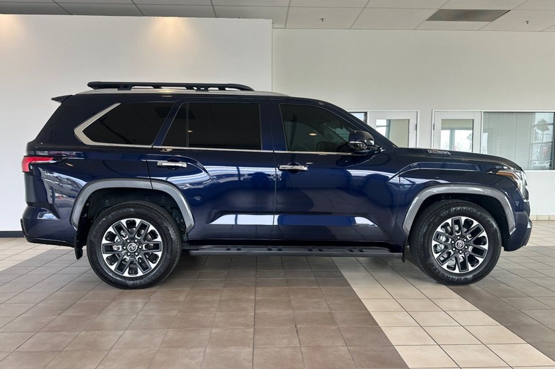 Toyota Sequoia Vehicle Full-screen Gallery Image 03