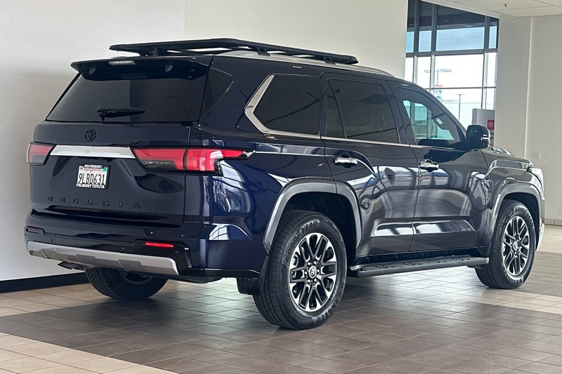 Toyota Sequoia Vehicle Full-screen Gallery Image 04