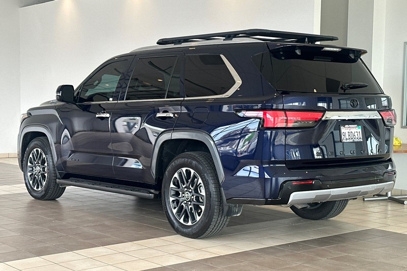 Toyota Sequoia Vehicle Full-screen Gallery Image 06