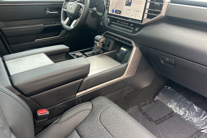 Toyota Sequoia Vehicle Full-screen Gallery Image 17