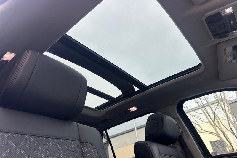 Toyota Sequoia Vehicle Full-screen Gallery Image 18