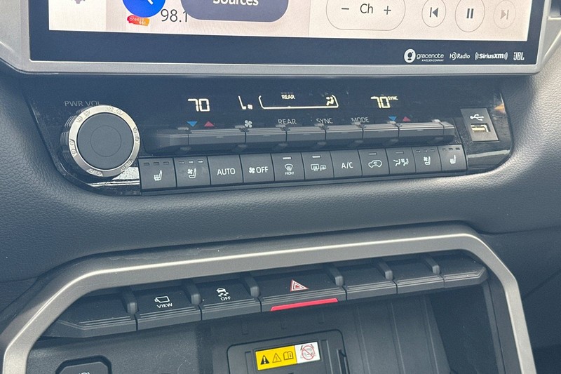 Toyota Sequoia Vehicle Full-screen Gallery Image 22