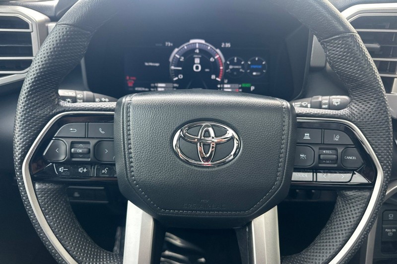 Toyota Sequoia Vehicle Full-screen Gallery Image 25