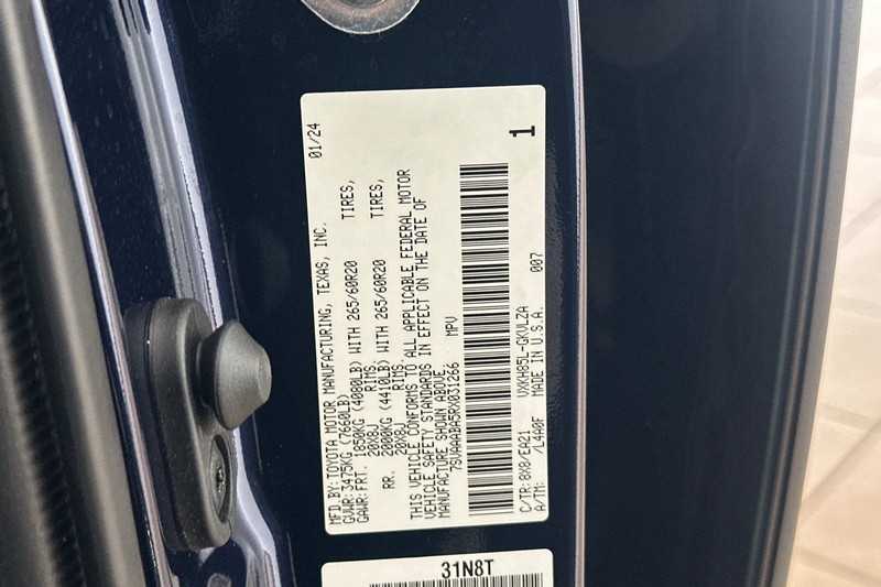 Toyota Sequoia Vehicle Full-screen Gallery Image 31