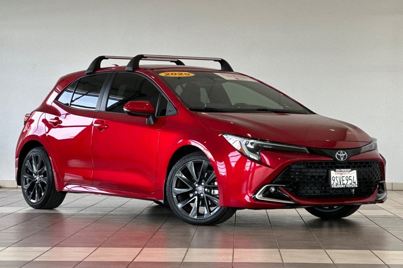 Toyota Corolla Hatchback Vehicle Full-screen Gallery Image 02