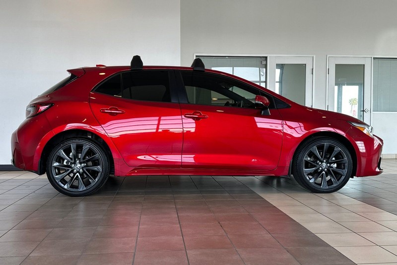 Toyota Corolla Hatchback Vehicle Full-screen Gallery Image 03