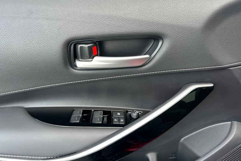 Toyota Corolla Hatchback Vehicle Full-screen Gallery Image 11