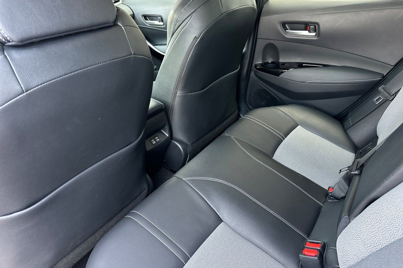 Toyota Corolla Hatchback Vehicle Full-screen Gallery Image 12