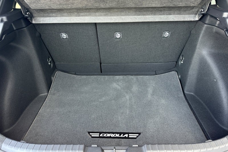 Toyota Corolla Hatchback Vehicle Full-screen Gallery Image 15