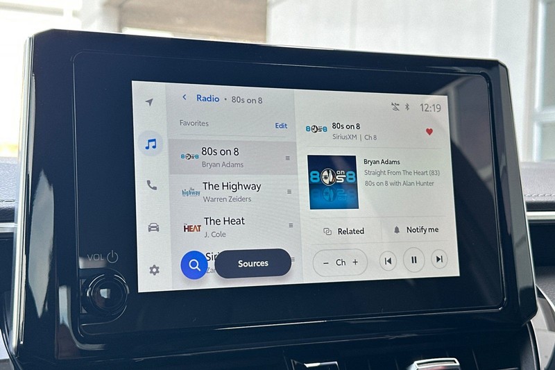 Toyota Corolla Hatchback Vehicle Full-screen Gallery Image 18