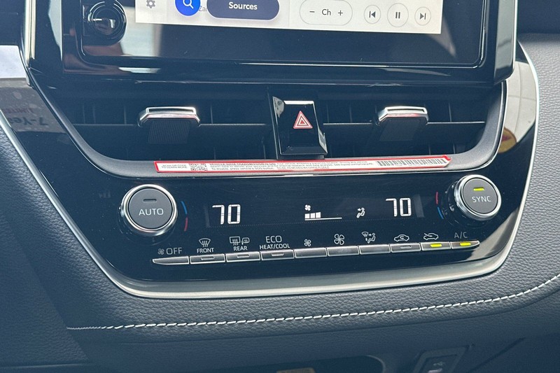 Toyota Corolla Hatchback Vehicle Full-screen Gallery Image 21