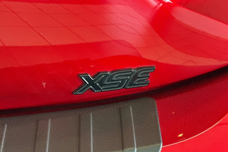 Toyota Corolla Hatchback Vehicle Full-screen Gallery Image 28