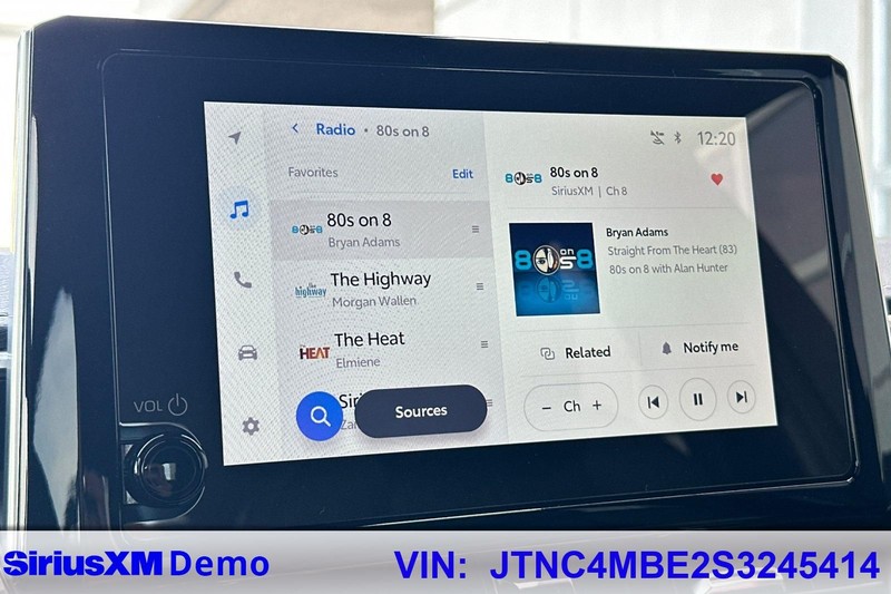 Toyota Corolla Hatchback Vehicle Full-screen Gallery Image 29
