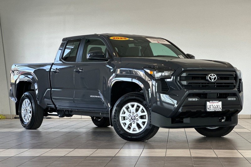 Toyota Tacoma 4WD Vehicle Full-screen Gallery Image 02