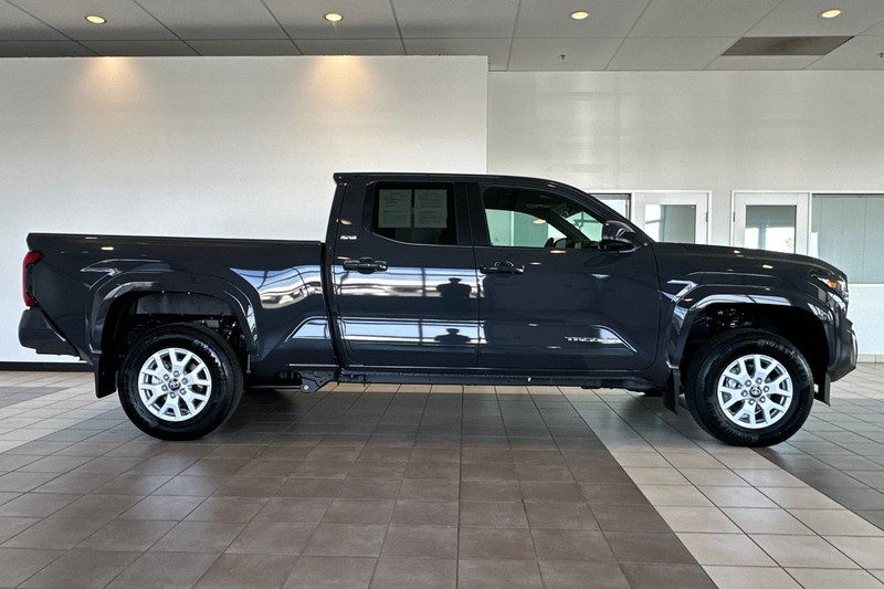 Toyota Tacoma 4WD Vehicle Full-screen Gallery Image 03