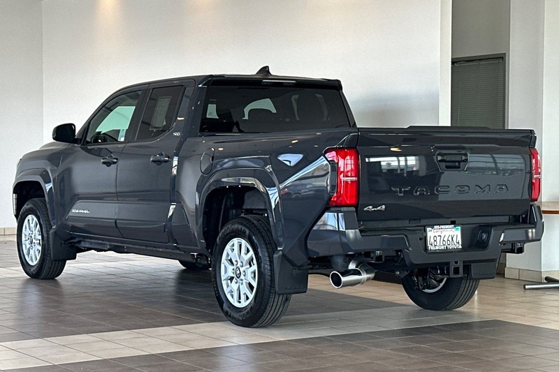 Toyota Tacoma 4WD Vehicle Full-screen Gallery Image 06