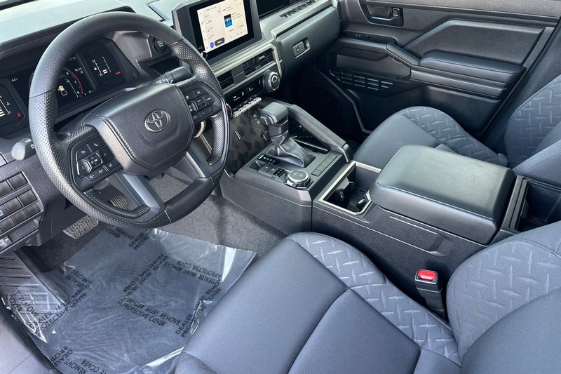 Toyota Tacoma 4WD Vehicle Full-screen Gallery Image 10