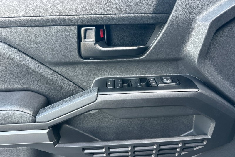 Toyota Tacoma 4WD Vehicle Full-screen Gallery Image 11