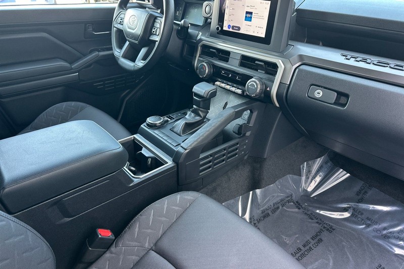 Toyota Tacoma 4WD Vehicle Full-screen Gallery Image 15