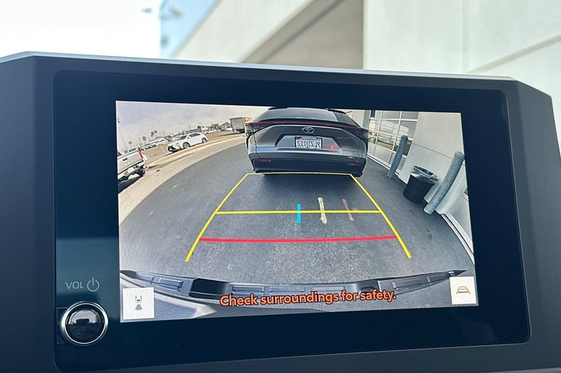 Toyota Tacoma 4WD Vehicle Full-screen Gallery Image 19