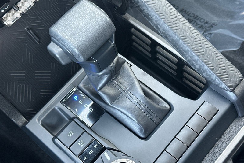 Toyota Tacoma 4WD Vehicle Full-screen Gallery Image 21