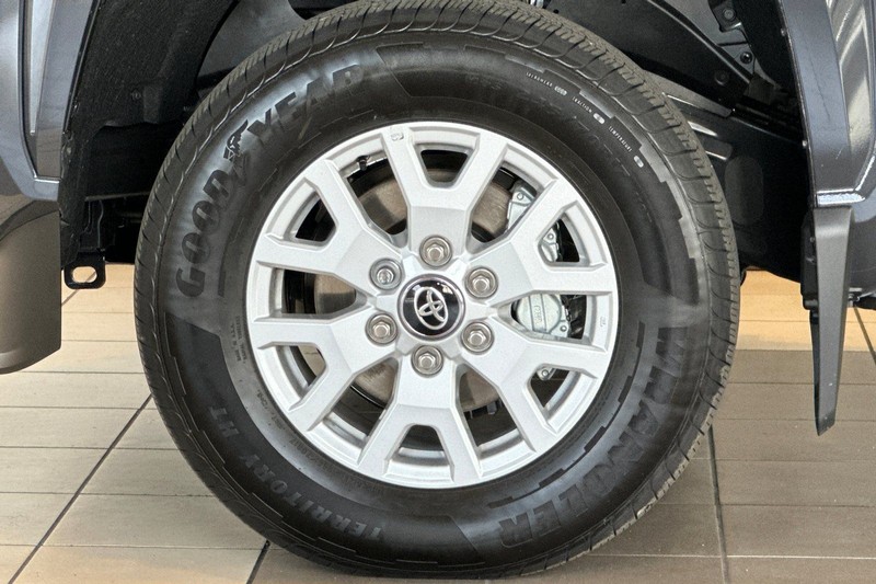 Toyota Tacoma 4WD Vehicle Full-screen Gallery Image 26