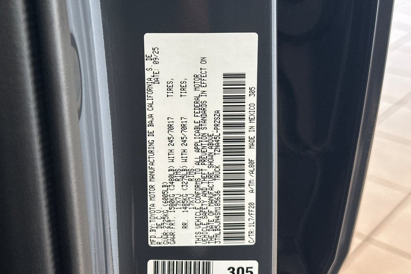 Toyota Tacoma 4WD Vehicle Full-screen Gallery Image 29